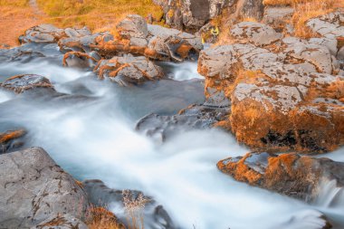 İzlanda manzarası. Kirkjufellfoss Şelaleleri yaz mevsiminde