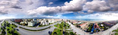 Viareggio 'nun hava panoramik görüntüsü gezinti güvertesi ve sesiyle gökyüzü.