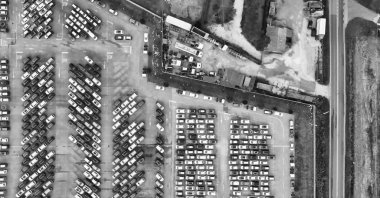 Büyük açık hava araba park alanlarının havadan aşağı görüntüsü.