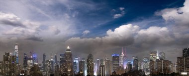 Manhattan şehir merkezinin panoramik gece silueti kış günbatımında, N