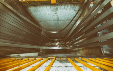 Bobin kesme makinesiyle kesilmiş metal levhalar.