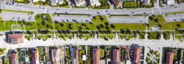 İtalya 'nın sokak ve evlerinin aşağı doğru manzarası panoramik