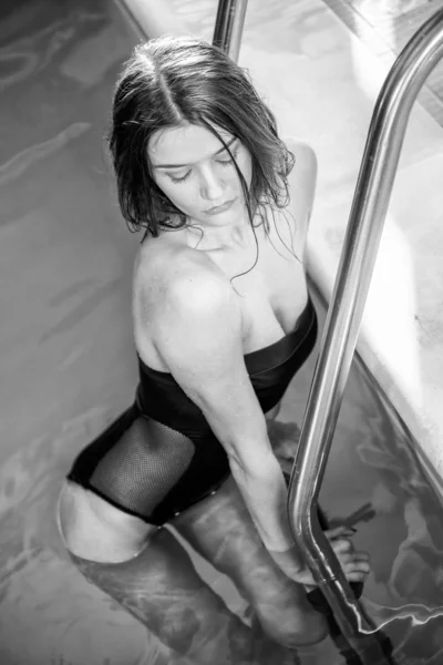 Beautiful Woman Pool Relaxing Refreshing — Stock Photo, Image