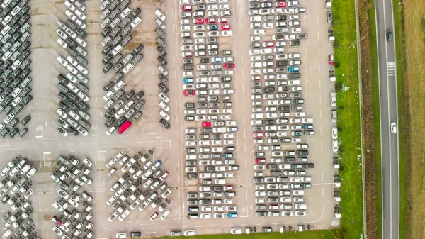 Накладные сверху вниз вид на парковку заторов и переполненных — стоковое фото