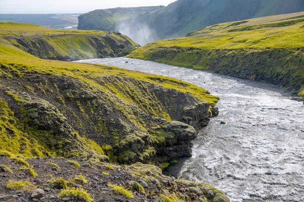 Iceland Landscape. River and mountains in summer season — Stock Photo, Image