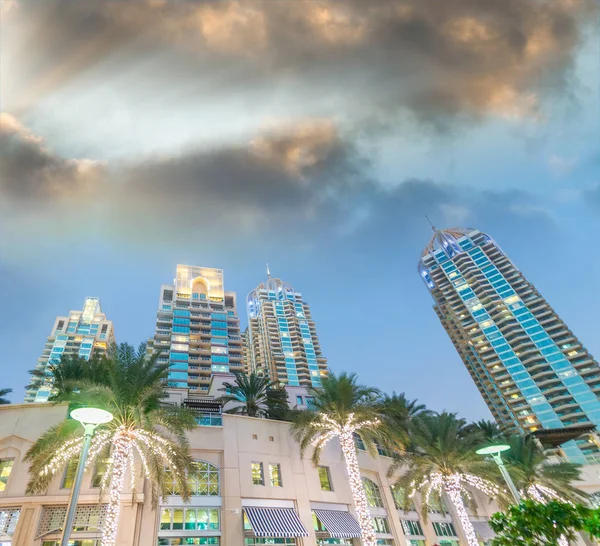 Dubai Marina skyline al atardecer, Emiratos Árabes Unidos — Foto de Stock