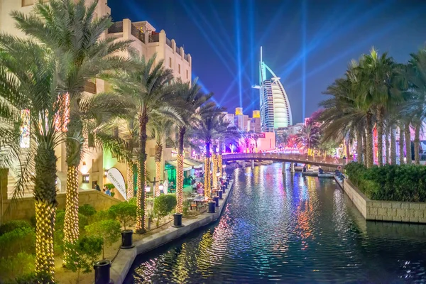 Dubai, Uae - December 9, 2016: Dubai Madinat Jumeirah éjjel w — Stock Fotó