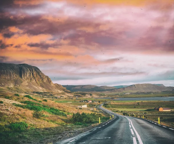 Yazın İzlanda 'da inanılmaz bir yol.