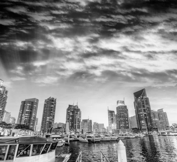 Dubai Marina panoráma kilátó és épületek naplementekor — Stock Fotó