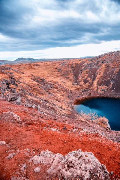 İzlanda manzarası. Kerid Krateri yaz mevsiminde — Stok fotoğraf