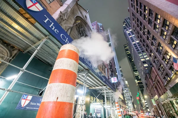 NOVA CIDADE DA IORQUE - DEZEMBRO DE 2018: pilhas a vapor no centro de Manhattan — Fotografia de Stock