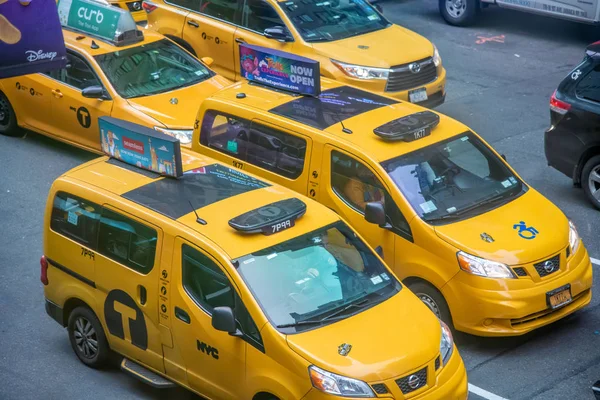 NUEVA YORK CITY - DICIEMBRE 2018: Los taxis amarillos se aceleran en Times Squ — Foto de Stock