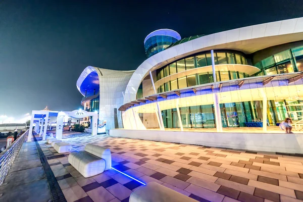 Abu Dhabi, Uae - 6 grudnia 2016: Budynki Yas Marina w nocy — Zdjęcie stockowe