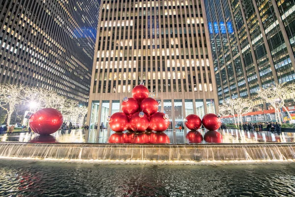 New York City - december 2018: Rode Kerstballen op een fontein — Stockfoto