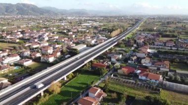 Lido Di Camaiore, İtalya 'daki küçük evlerin hava görüntüleri.