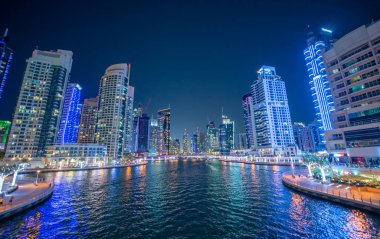 Dubai Marina gece silueti. Binalar ve nehir, Birleşik Arap Emi