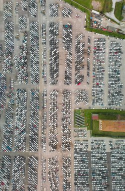 Aşağıdan aşağıya doğru bakan park trafiği ve kalabalık. 