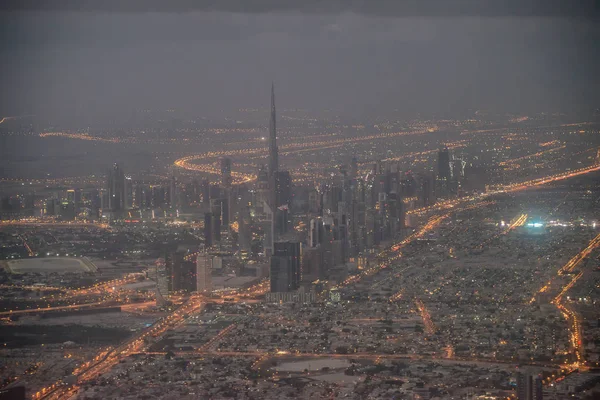Letecký pohled na Dubaj v noci z letadla — Stock fotografie