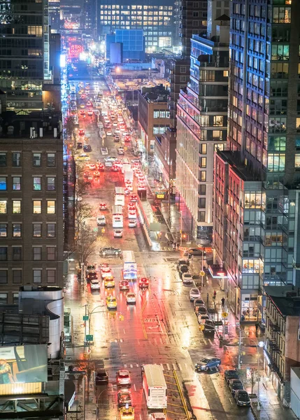 Skyline notturno di Manhattan con grattacieli alti — Foto Stock