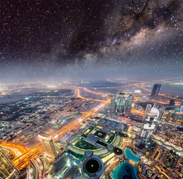 Dubai skyline panoramico e gli edifici di notte con la via lattea — Foto Stock