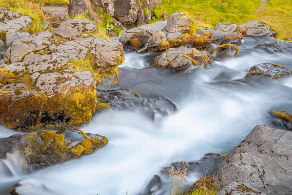 Ισλανδικό τοπίο Καταρράκτες Kirkjufellfoss κατά τη θερινή περίοδο — Φωτογραφία Αρχείου