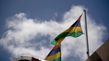 Mauritius Bayraklarının mavi gökyüzü arkaplanındaki alt görüntü görüntüleri