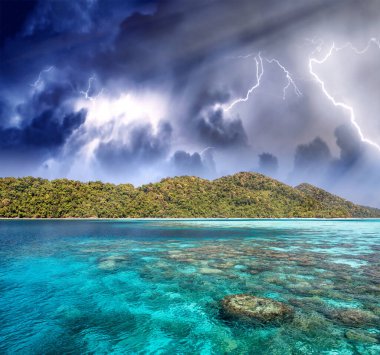 Fırtına sırasında kristal berrak su adası