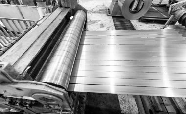 Bobin kesme makinesiyle kesilmiş metal levhalar.