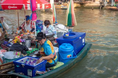 Amphawa, Tayland - 15 Aralık 2019: Tahta tekneler meşgul feribotlar