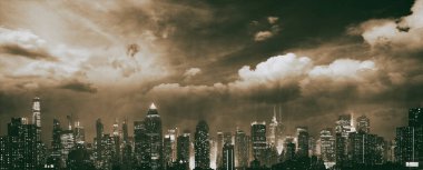 Manhattan şehir merkezinin panoramik gece silueti kış günbatımında, N