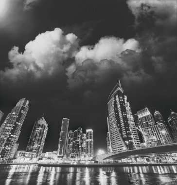 Gün batımında Dubai Marina silueti, BAE