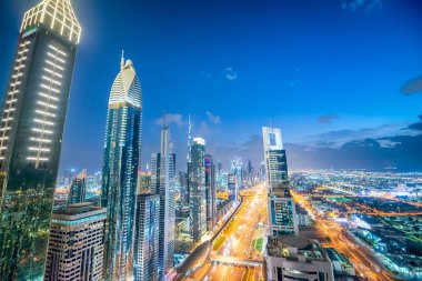 Alacakaranlıktaki Dubai şehir merkezinin inanılmaz hava manzarası. Gökdelenler