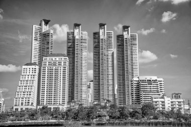 Bangkok 'taki Benjakitti Parkı' ndan şehir binaları