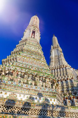 Wat Arun 'un arka planda mavi gökyüzü, Bangkok