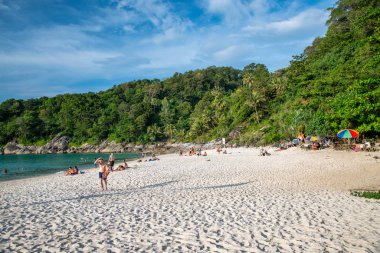Phuket, Tayland - 17 Aralık 2019: Turistler B boyunca dinleniyor