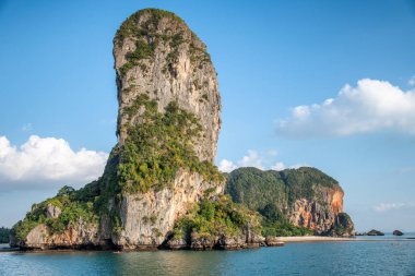 Ao Nang, Tayland 'daki ünlü Railay Sahili boyunca inanılmaz bir kaya.
