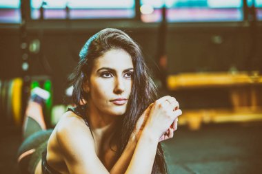 Güzel bir kadın spor salonunda bacak egzersizi yapıyor..