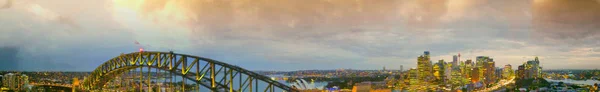 Sydney Harbour Bridge al atardecer. Vista aérea panorámica desde el dron — Foto de Stock