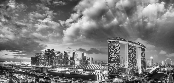 Singapur při západu slunce. Letecký pohled na Marina Bay a centrum od — Stock fotografie