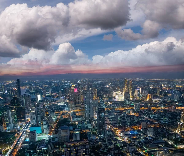 Vista aérea al atardecer del horizonte moderno de Bangkok, Tailandia —  Fotos de Stock