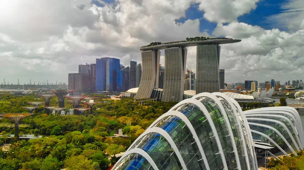 สิงคโปร์จากอากาศ มุมมองโดรนจาก Marina Bay Park — ภาพถ่ายสต็อก