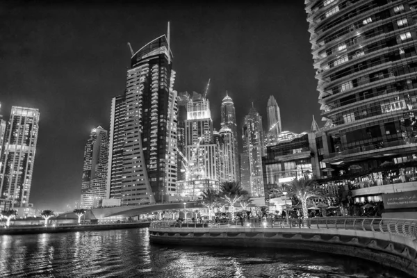 DUBAI, Emiratos Árabes Unidos - 5 de diciembre de 2016: Dubai Marina skyline at nightalon —  Fotos de Stock