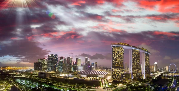 Singapur al atardecer. Vista aérea de Marina Bay y el centro de la ciudad desde — Foto de Stock