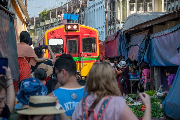 MAEKLONG, TAILÂNDIA - 15 DE DEZEMBRO DE 2019: A famosa marcha ferroviária — Fotografia de Stock