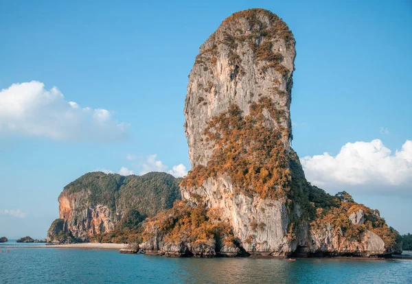 Ao Nang, Tayland 'daki ünlü Railay Sahili boyunca inanılmaz bir kaya. — Stok fotoğraf