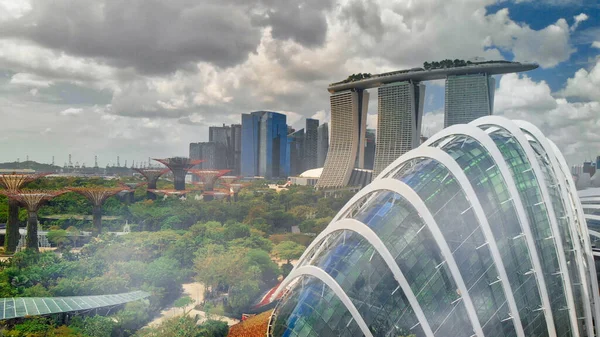 สิงคโปร์จากอากาศ มุมมองโดรนจาก Marina Bay Park — ภาพถ่ายสต็อก