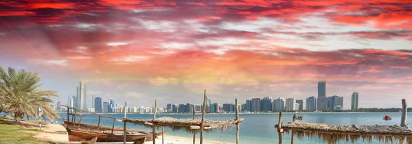 Panoramablick auf die Skyline der Innenstadt von Abu Dhabi vom Strand aus — Stockfoto