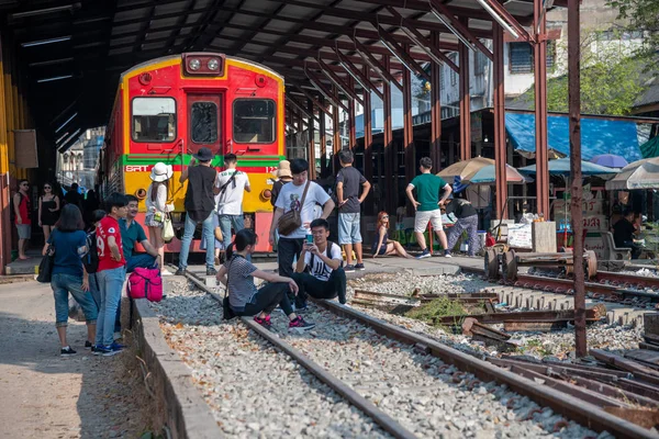 Maeklong,タイ- 2019年12月15日:有名な鉄道マーク — ストック写真