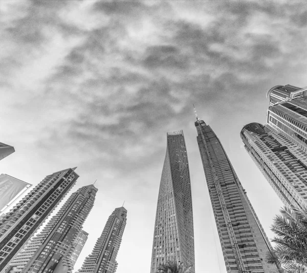 Dubai Marina horizonte panorâmico e edifícios ao pôr do sol — Fotografia de Stock