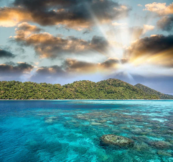 Piękna wyspa z chmurami i krystalicznie czystymi wodami o zmierzchu — Zdjęcie stockowe
